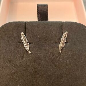 𝅺sterling silver feather post stud earrings